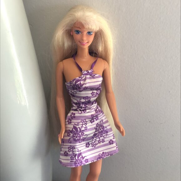 Pretty 90's Barbie doll with long blond hair - Picture 2 of 3